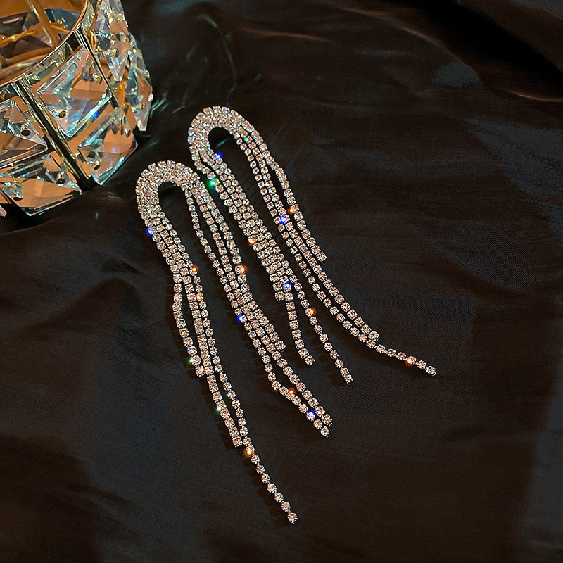 Long pompon étincelant plein de boucles d'oreilles pendantes en cristal pour les mariages et les fêtes déclaration bijoux cadeau